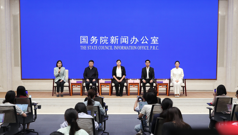 教师在幼儿园内驾车撞倒名孩子致死