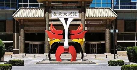 小伙捡到疑似手雷赶紧上交