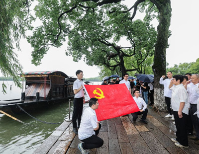 提出“建设有中国特色的社会主义”（伟大征程）