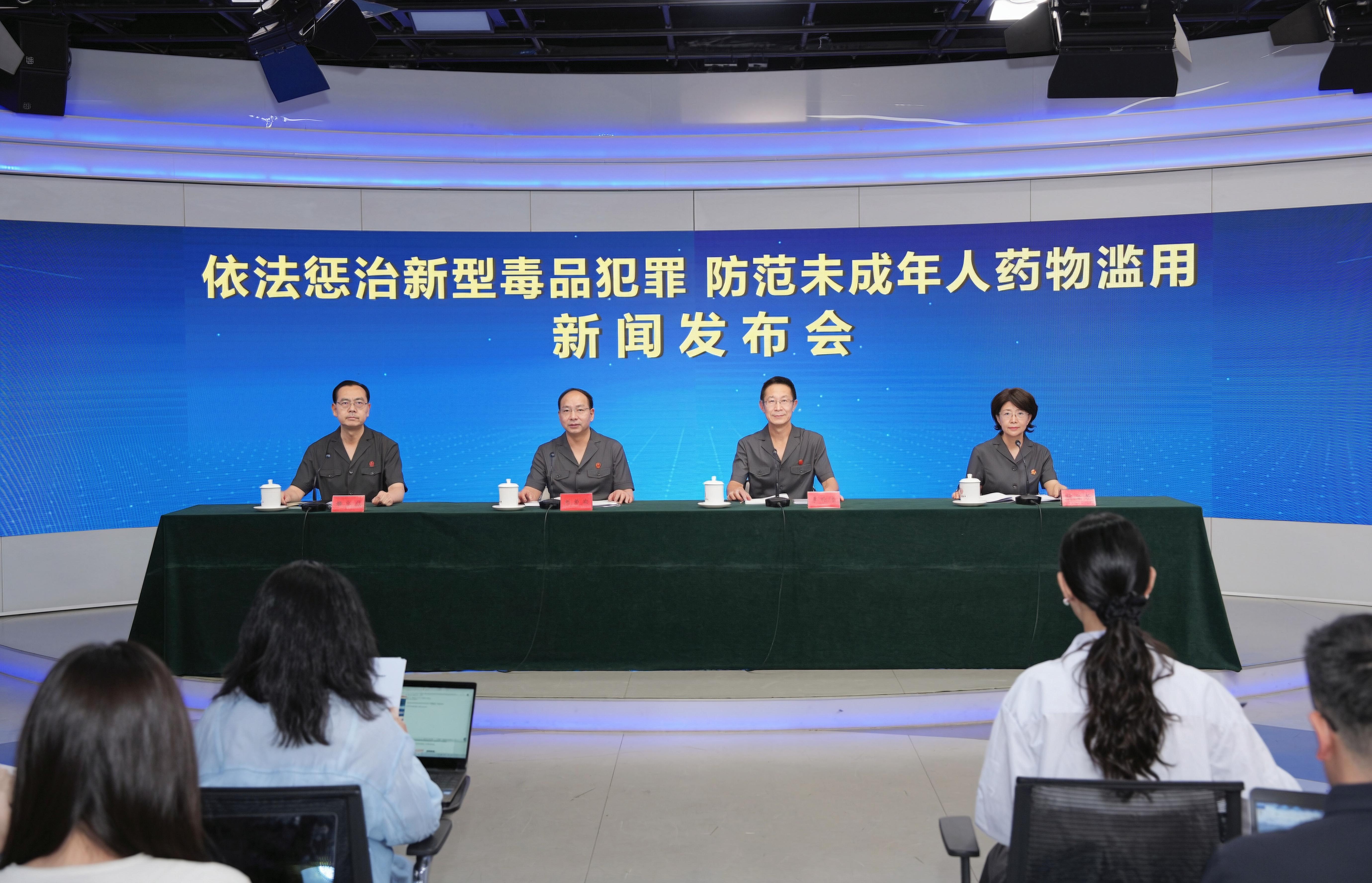 为悼念吴邦国同志天安门下半旗