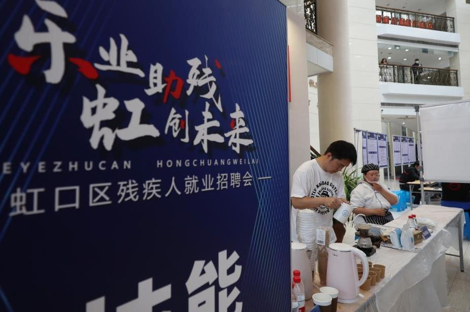 解放军歼击机轰炸机跨海峡奔袭迫近台岛