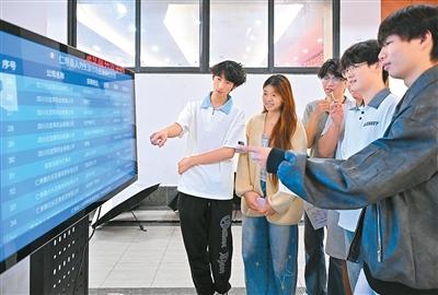 李强出席2026年夏季达沃斯论坛工商界代表座谈会