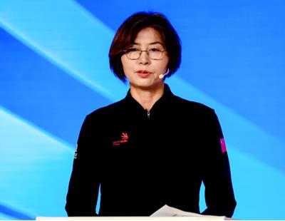 名大学生帮站票宝妈抱娃一整夜